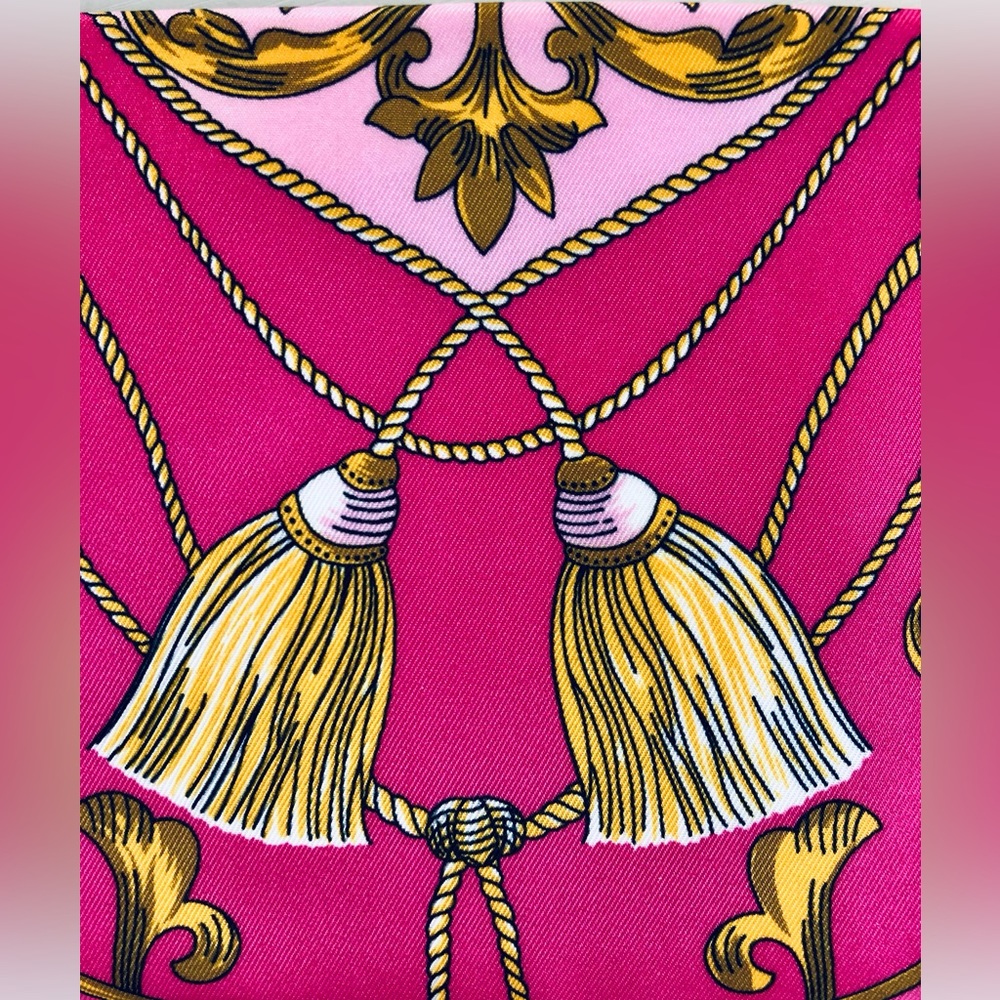 Estee Lauder Pink with rope and tassel design 10 x 2 x 5 zip top cosmetic bag - Picture 5 of 14